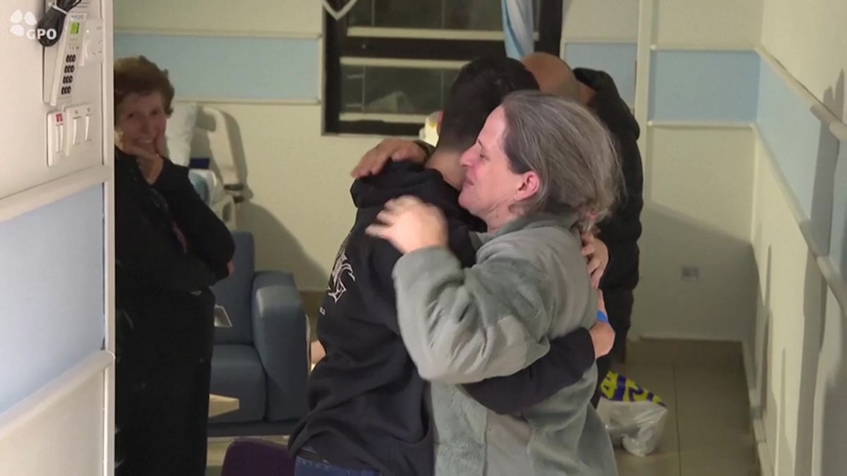 Video zachytilo dojemné chvíle, kdy se rukojmí vrhli do náruče rodiny